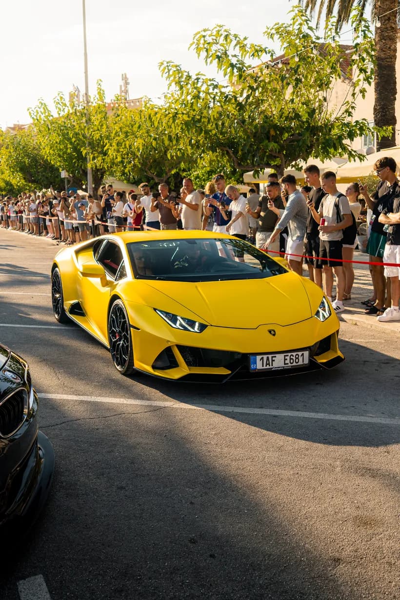 The same Lamborghini Huracan five seconds later, the car slightly further forward and the crowd shifted.